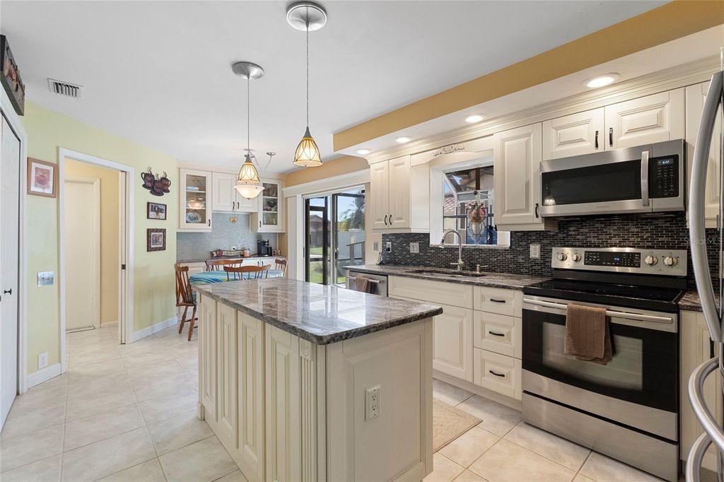 Image 21 of property listing at 4966 CLUBVIEW COURT E, Bradenton, FL 34203