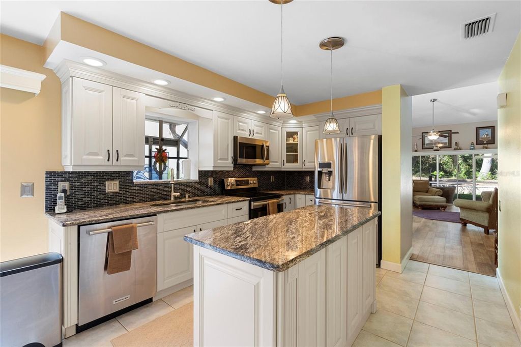 Image 7 of property listing at 4966 CLUBVIEW COURT E, Bradenton, FL 34203