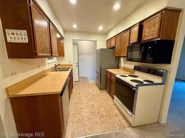 37830 Erna Drive, Sterling Heights, MI 48312