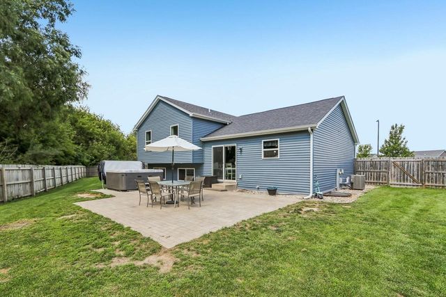 1511 E Longneedle LANE, Elkhorn, WI 53121