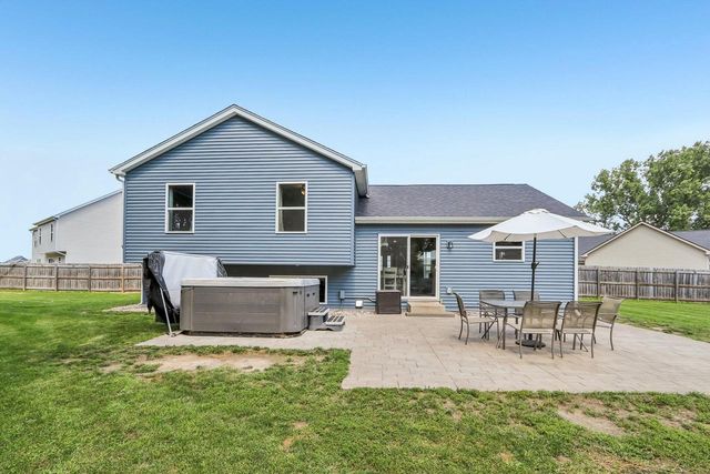 1511 E Longneedle LANE, Elkhorn, WI 53121