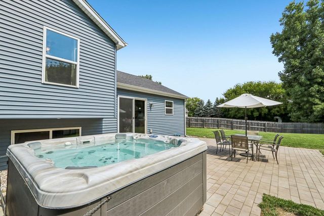 1511 E Longneedle LANE, Elkhorn, WI 53121