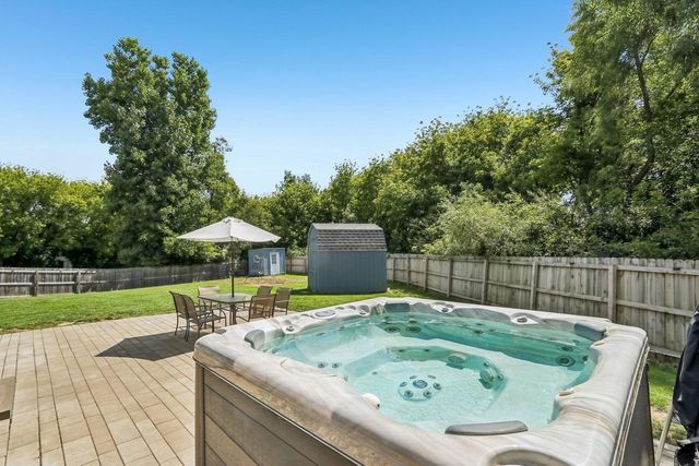 1511 E Longneedle LANE, Elkhorn, WI 53121