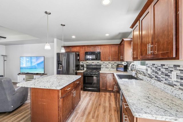 1511 E Longneedle LANE, Elkhorn, WI 53121