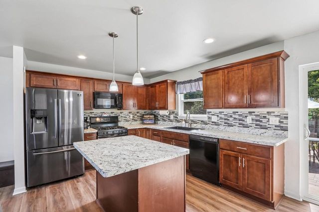 1511 E Longneedle LANE, Elkhorn, WI 53121