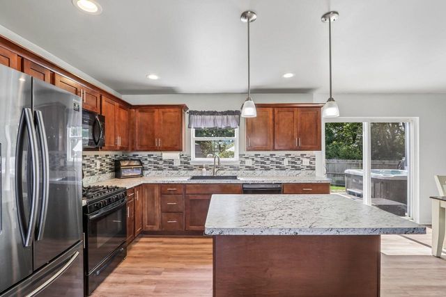 1511 E Longneedle LANE, Elkhorn, WI 53121