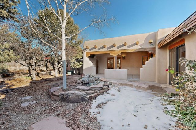 33 Moya Loop, Santa Fe, NM 87508