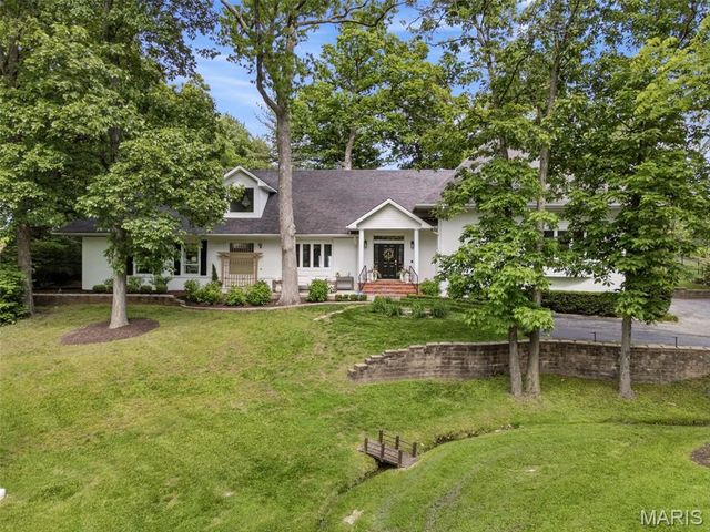 2480 Town And Country Lane, Town And Country, MO 63131