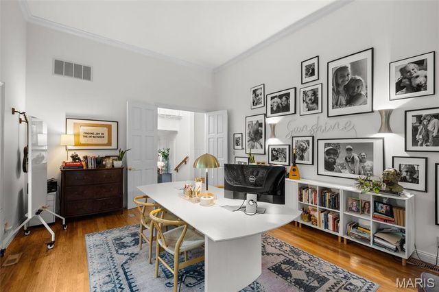 2480 Town And Country Lane, Town And Country, MO 63131
