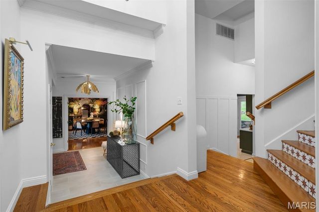2480 Town And Country Lane, Town And Country, MO 63131
