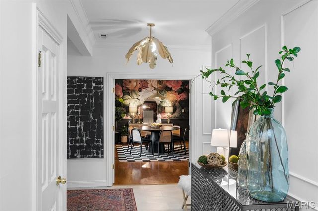 2480 Town And Country Lane, Town And Country, MO 63131