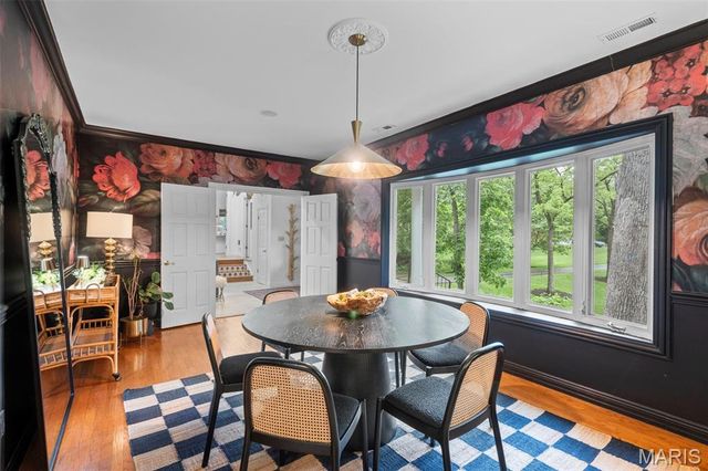2480 Town And Country Lane, Town And Country, MO 63131