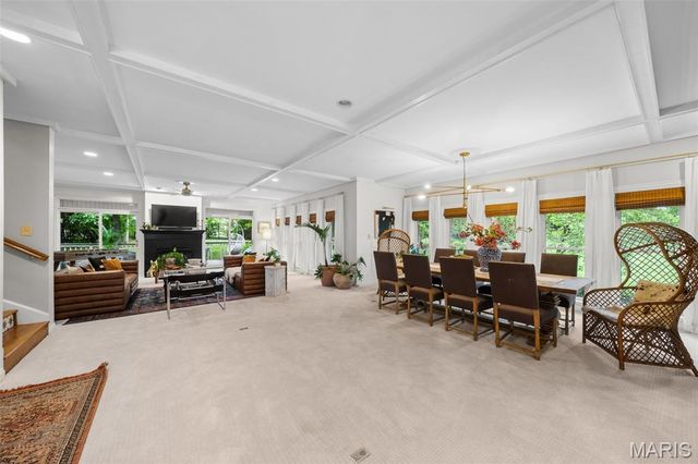 2480 Town And Country Lane, Town And Country, MO 63131