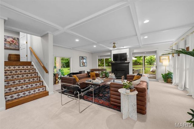 2480 Town And Country Lane, Town And Country, MO 63131
