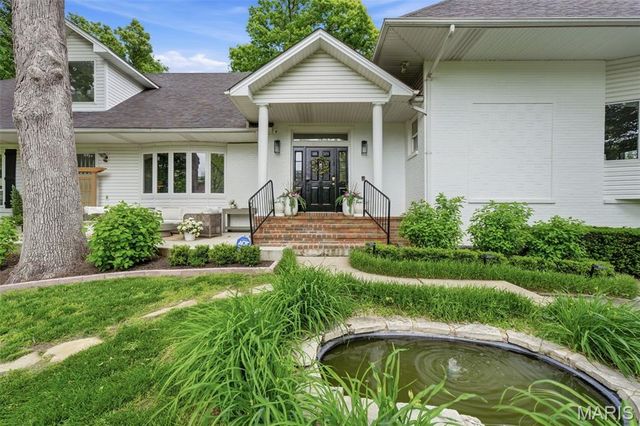 2480 Town And Country Lane, Town And Country, MO 63131