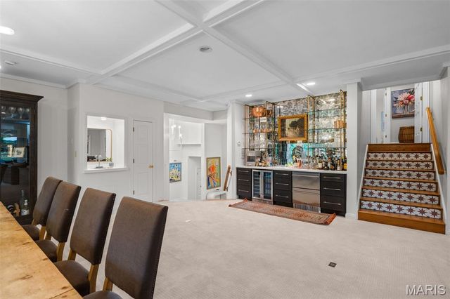 2480 Town And Country Lane, Town And Country, MO 63131
