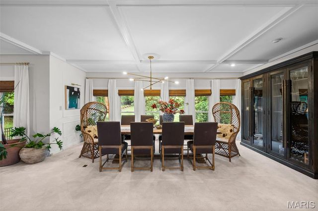 2480 Town And Country Lane, Town And Country, MO 63131