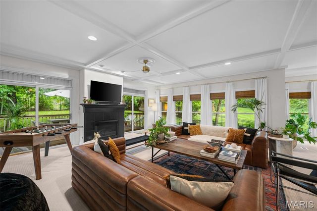 2480 Town And Country Lane, Town And Country, MO 63131
