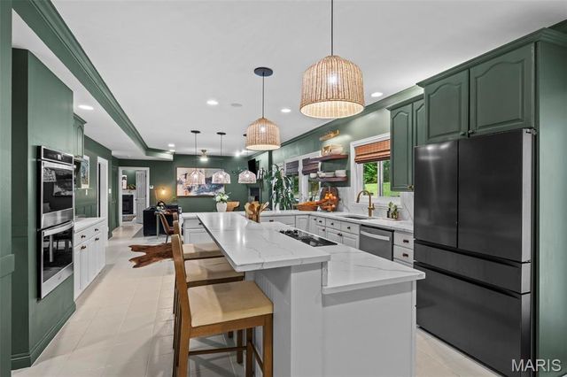 2480 Town And Country Lane, Town And Country, MO 63131