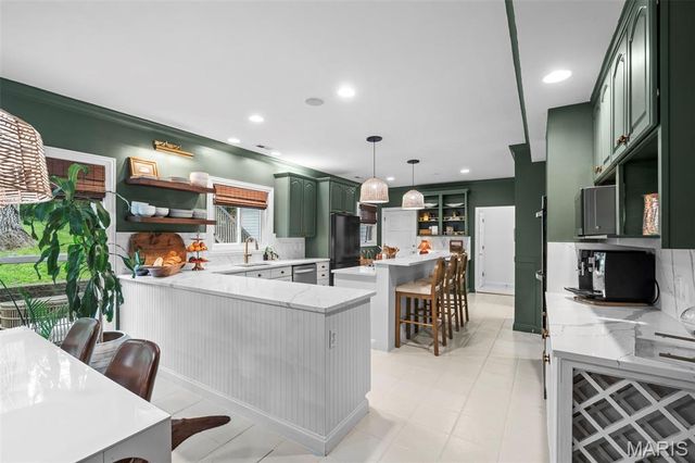 2480 Town And Country Lane, Town And Country, MO 63131