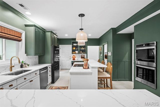2480 Town And Country Lane, Town And Country, MO 63131