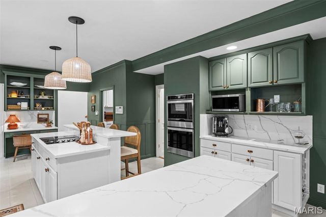 2480 Town And Country Lane, Town And Country, MO 63131