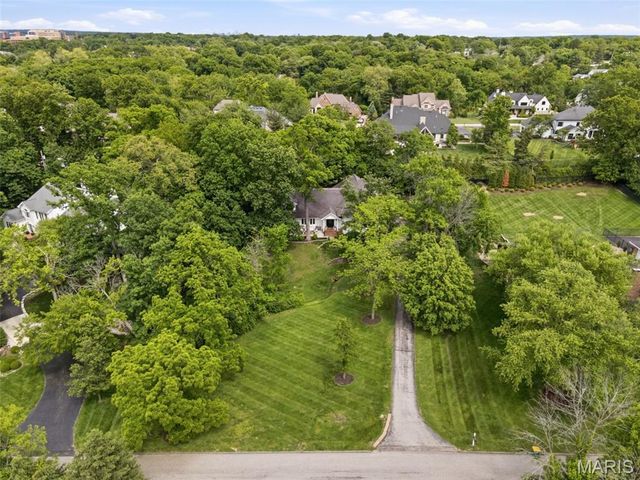 2480 Town And Country Lane, Town And Country, MO 63131