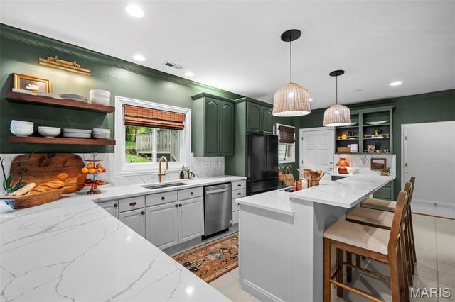 2480 Town And Country Lane, Town And Country, MO 63131