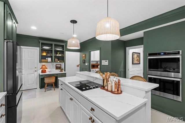 2480 Town And Country Lane, Town And Country, MO 63131