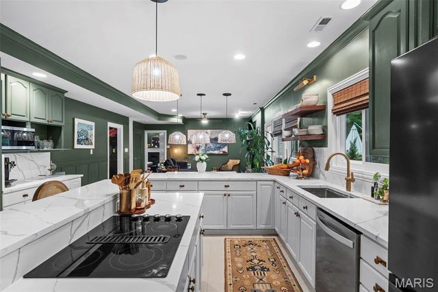 2480 Town And Country Lane, Town And Country, MO 63131