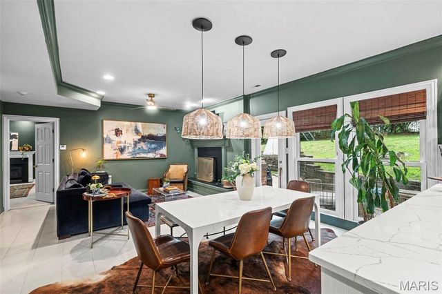2480 Town And Country Lane, Town And Country, MO 63131