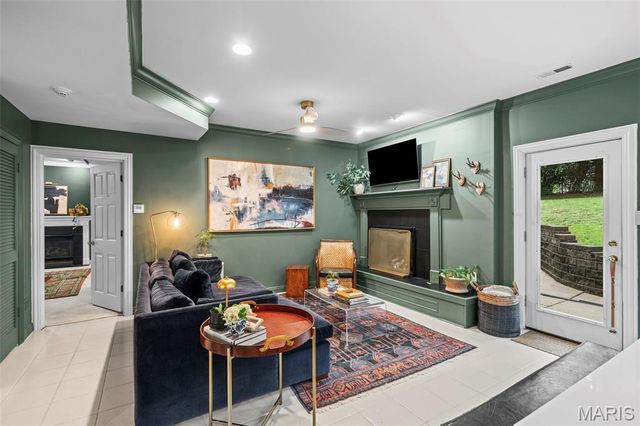 2480 Town And Country Lane, Town And Country, MO 63131