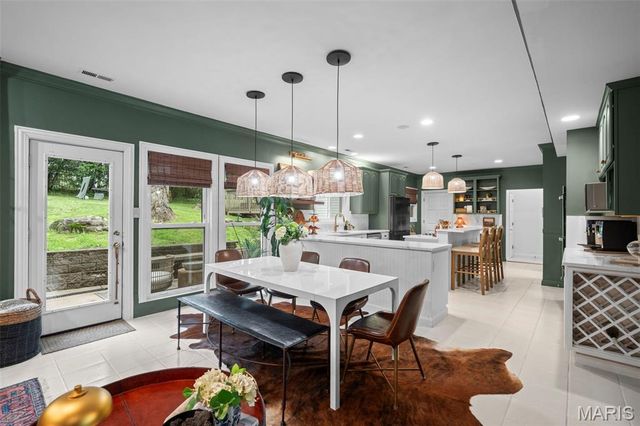 2480 Town And Country Lane, Town And Country, MO 63131