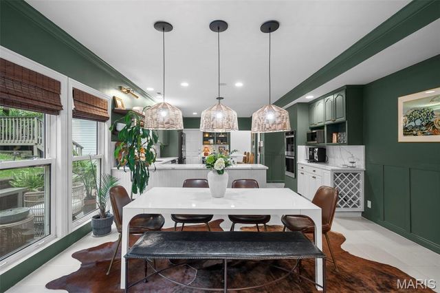 2480 Town And Country Lane, Town And Country, MO 63131