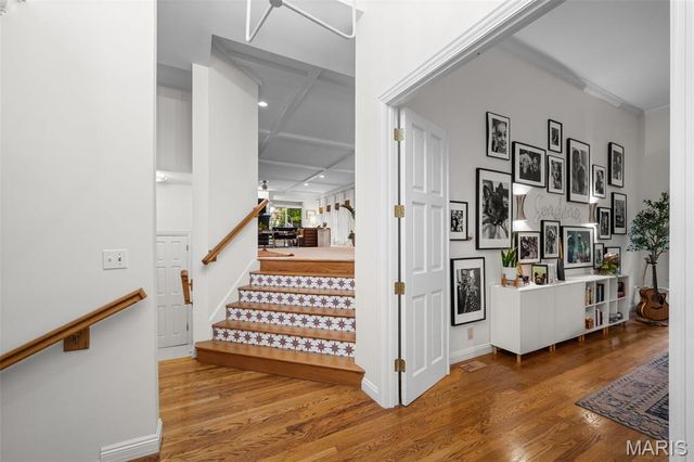 2480 Town And Country Lane, Town And Country, MO 63131