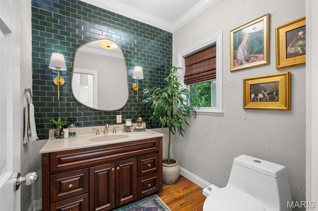 2480 Town And Country Lane, Town And Country, MO 63131