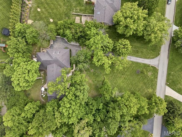 2480 Town And Country Lane, Town And Country, MO 63131