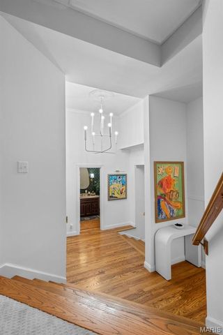 2480 Town And Country Lane, Town And Country, MO 63131