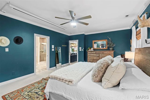 2480 Town And Country Lane, Town And Country, MO 63131