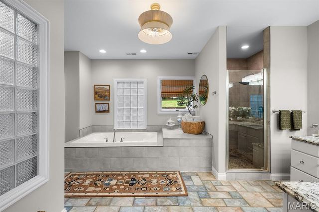2480 Town And Country Lane, Town And Country, MO 63131