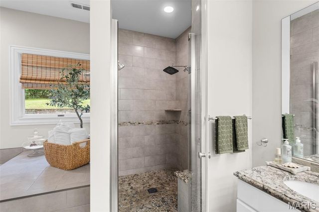 2480 Town And Country Lane, Town And Country, MO 63131