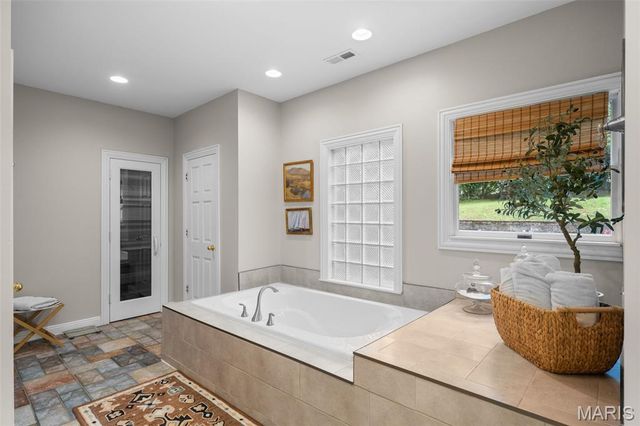 2480 Town And Country Lane, Town And Country, MO 63131