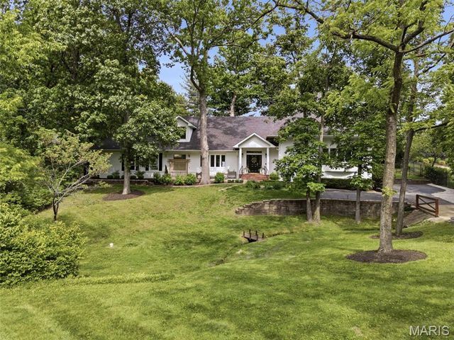 2480 Town And Country Lane, Town And Country, MO 63131