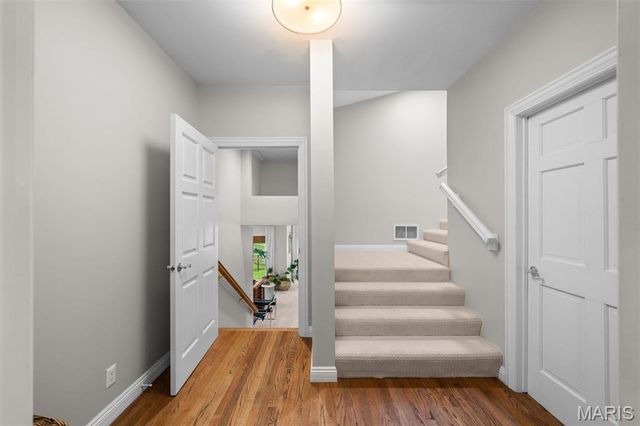 2480 Town And Country Lane, Town And Country, MO 63131