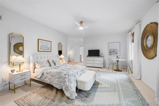 2480 Town And Country Lane, Town And Country, MO 63131