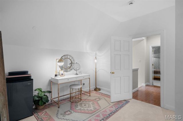 2480 Town And Country Lane, Town And Country, MO 63131