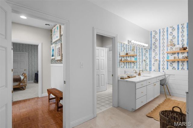 2480 Town And Country Lane, Town And Country, MO 63131
