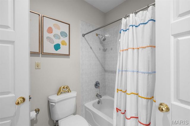 2480 Town And Country Lane, Town And Country, MO 63131