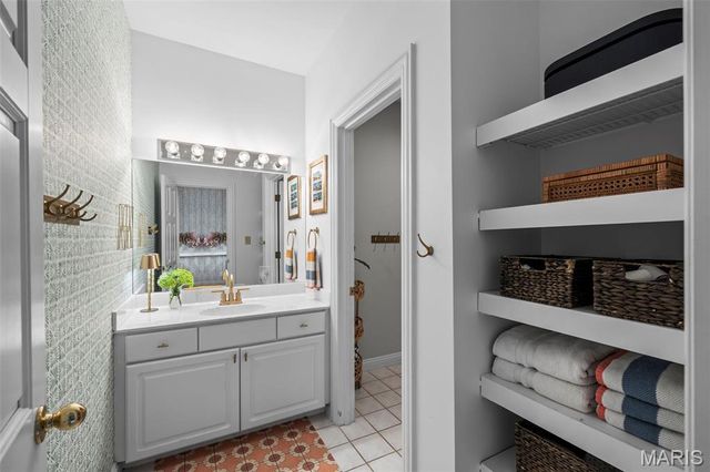 2480 Town And Country Lane, Town And Country, MO 63131