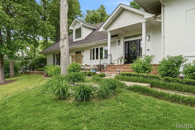 2480 Town And Country Lane, Town And Country, MO 63131
